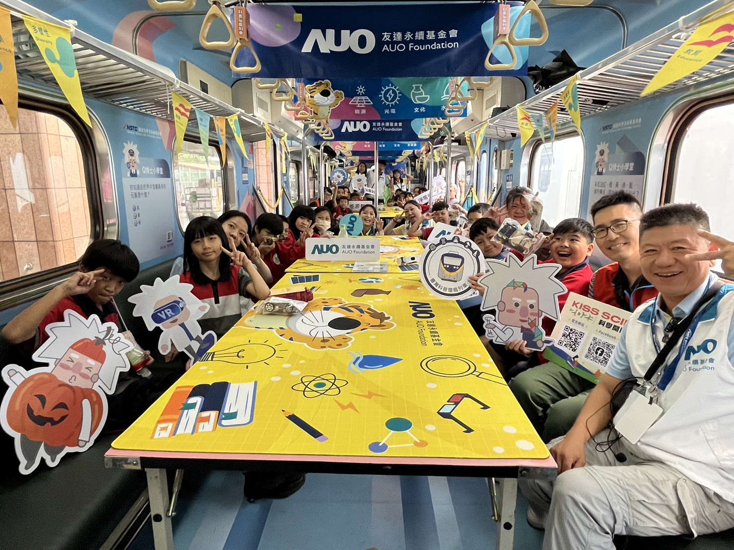 友達(dá)永續(xù)基金會(huì)參與「臺灣科普環(huán)島列車」，設(shè)計(jì)基礎(chǔ)科學(xué)車廂課程，以「淨(jìng)零碳排和永續(xù)能源」為主題，讓學(xué)生透過創(chuàng)意實(shí)驗(yàn)認(rèn)識淨(jìng)零知識，以及思考生活中的減碳行為