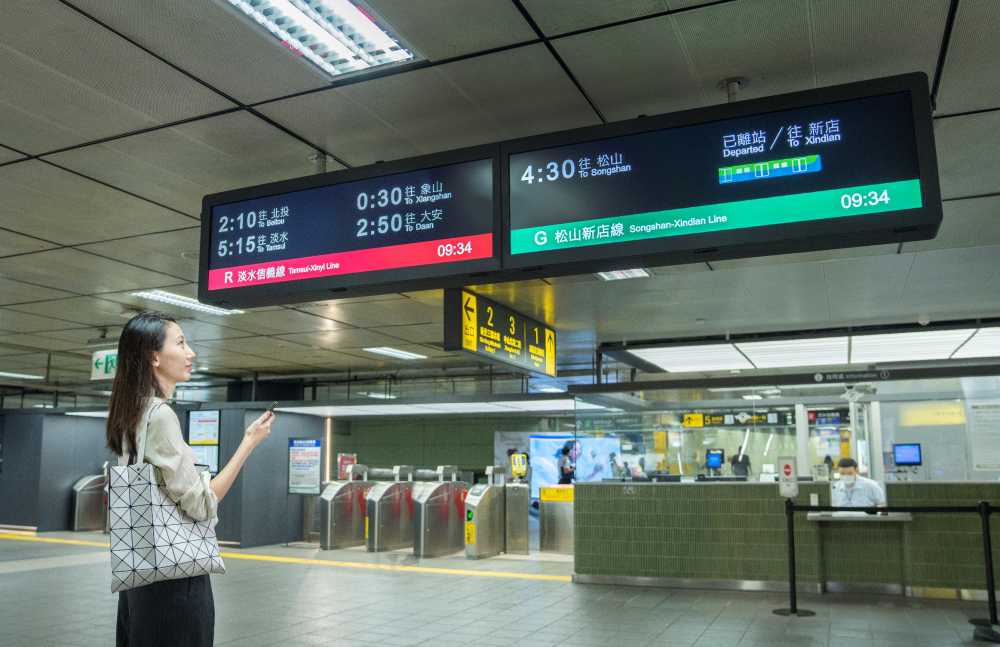 達(dá)擎TARTAN顯示器的特殊長條型比例非常適合空間與高度有限的大眾運(yùn)輸場域應(yīng)用 ，具備工業(yè)等級高品質(zhì)  、高亮度、高解析與高色彩飽和度等優(yōu)勢 ，打造都會智能車站新風(fēng)貌 。