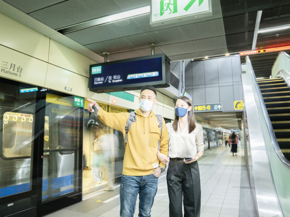 友達(dá)旗下達(dá)擎之客製化TARTAN顯示器  ，於臺北捷運(yùn)中山站亮相。以獨(dú)特長條型比例與高畫質(zhì)特色 ，為臺北捷運(yùn)站帶來嶄新的都會車站風(fēng)貌