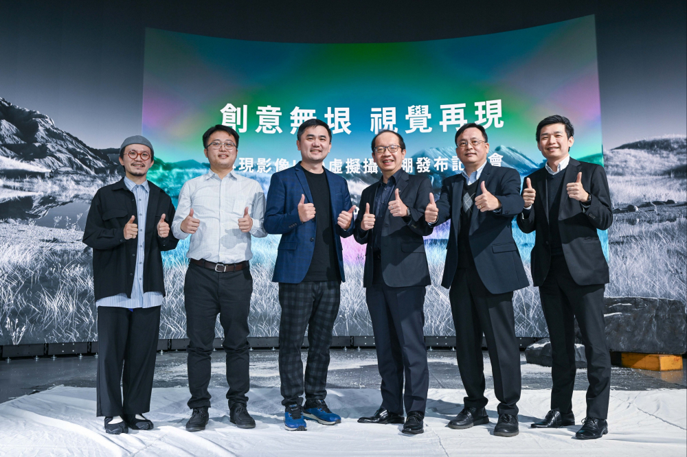 友達光電與再現(xiàn)影像攜手，於中影製片廠建置全臺首座提供嶄新一站式整合服務的LED虛擬製作攝影棚（圖左至右  ：再現(xiàn)影像視覺總監(jiān)郭憲聰 、再現(xiàn)影像營運總監(jiān)黃棨雋、再現(xiàn)影像藝術總監(jiān)與導演紀柏舟 、友達光電技術長廖唯倫、友達光電系統(tǒng)設計製造服務事業(yè)總部副總經(jīng)理曾天龍  、友達光電系統(tǒng)產(chǎn)品事業(yè)資深處長蘇聖倫）