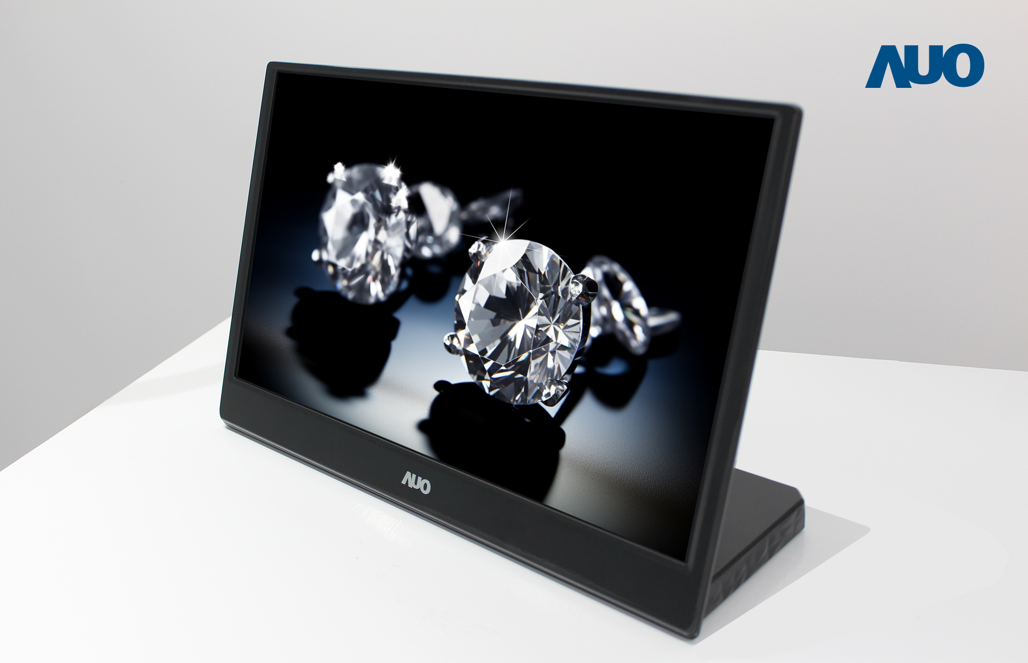 申博太陽城獨(dú)步全球推出結(jié)合A.R.T. ® 顯示技術(shù)的Micro LED顯示器，達(dá)成優(yōu)異的抗眩光及防反射與高散射特性，亦凸顯珠寶鉆石的炫麗奪目光澤質(zhì)感。