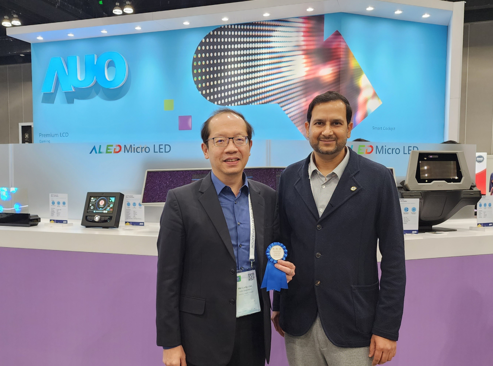 友達光電於2023 SID顯示週，由SID國際資訊顯示學會評選頒發(fā)「最佳中型展位獎」。左為友達光電技術(shù)長廖唯倫。