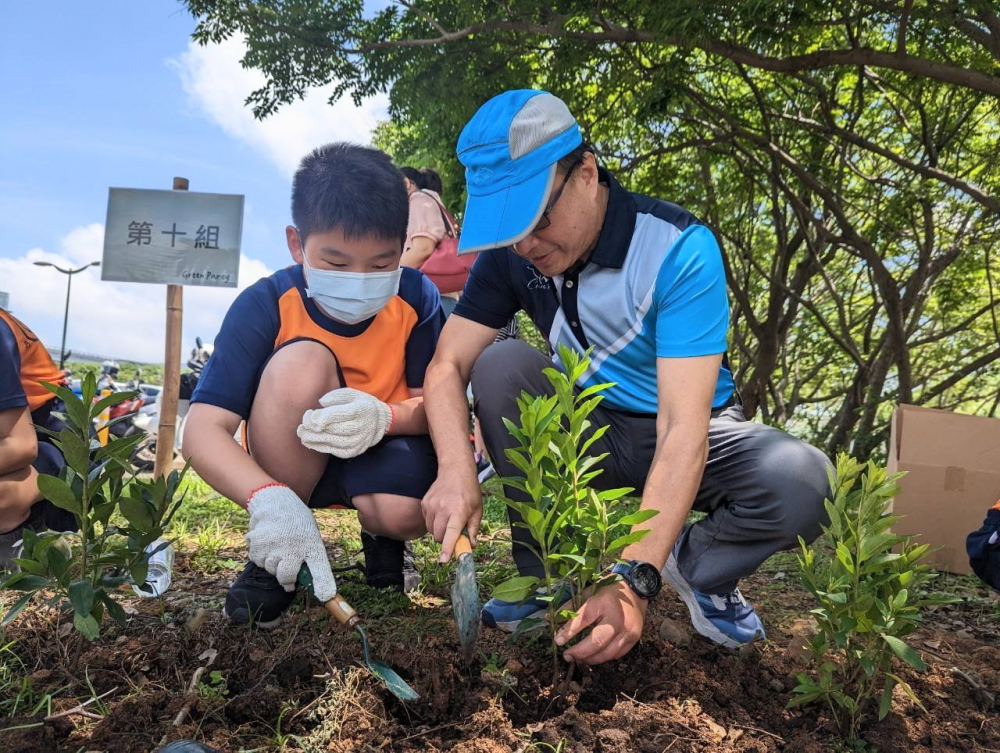 友達(dá)綠色志工及眷屬一起植下樹苗，親手打造綠帶景觀及動(dòng)植物的友善棲息環(huán)境