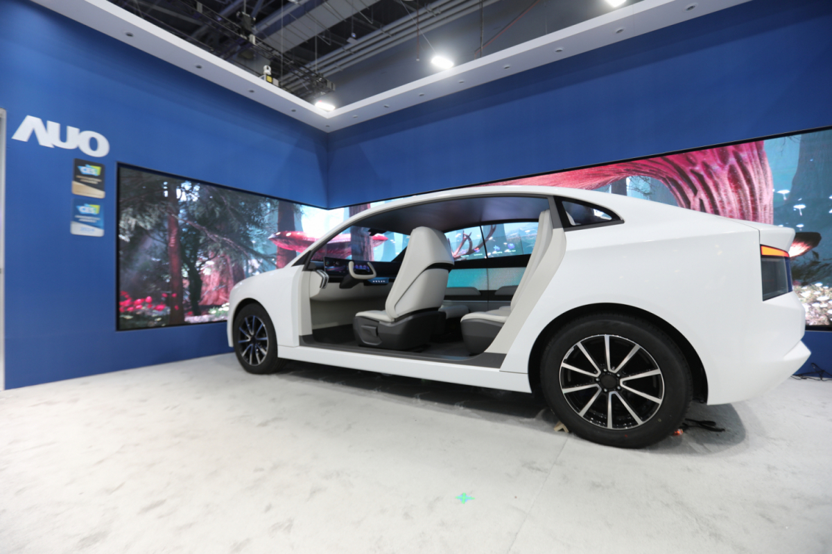 申博太陽(yáng)城發(fā)表全新Smart Cockpit 2024，大秀顯示應(yīng)用成果、及釋放Micro LED終極顯示技術(shù)量能的全新智慧座艙，以營(yíng)造突破性、沉浸式的視覺體驗(yàn)，重新定義智慧座艙，滿足駕乘人員的全方位感受。