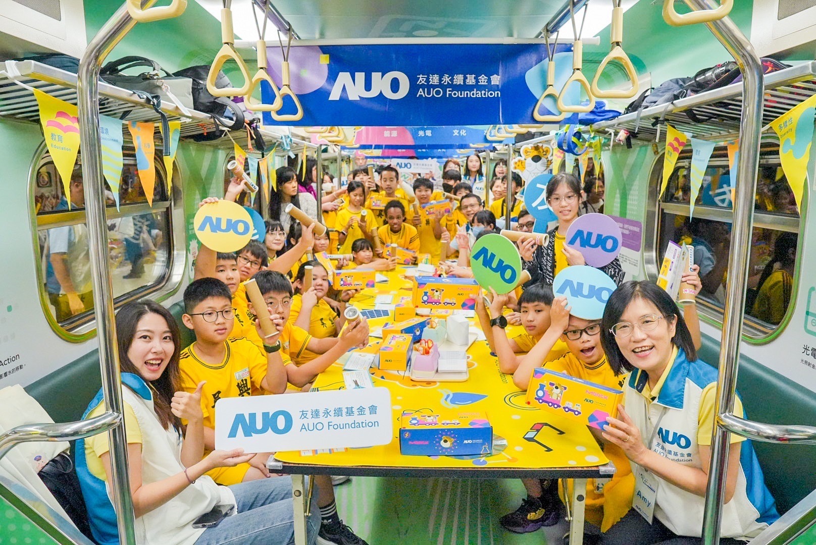 友達永續(xù)基金會響應國科會推動的「臺灣科普環(huán)島列車」正式啟航，透過「生活中的科學」車廂課程設計，展開為期6天巡迴全臺17個縣市  、?？?2站的移動式科普之旅