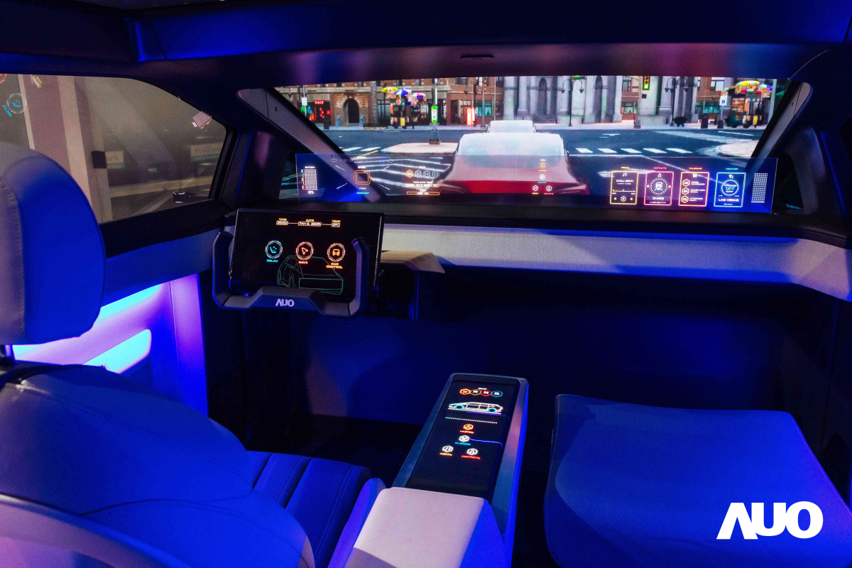 友達(dá)新一代智慧座艙Smart Cockpit 2025的Micro LED創(chuàng)新顯示應(yīng)用中，47.5吋無界透明顯示介面與14.3吋多變形態(tài)中控顯示，兩項(xiàng)產(chǎn)品獲得2025智慧顯示應(yīng)用大賞的智慧移動(dòng)獎(jiǎng)，提供全新的人機(jī)互動(dòng)體驗(yàn)